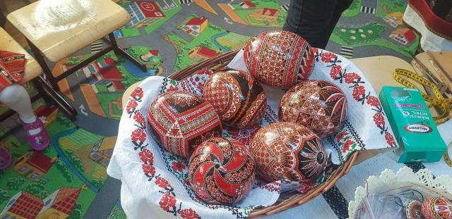 Elevii din Vicovu de Sus, iniţiaţi în taina încondeierii ouălor