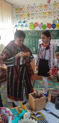 Elevii din Vicovu de Sus, iniţiaţi în taina încondeierii ouălor