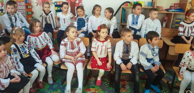 Elevii din Vicovu de Sus, iniţiaţi în taina încondeierii ouălor