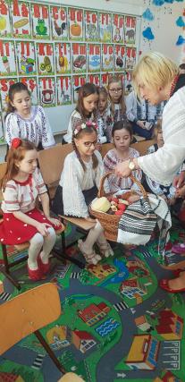 Elevii din Vicovu de Sus, iniţiaţi în taina încondeierii ouălor