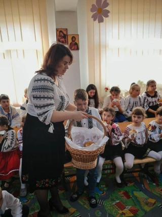 Elevii din Vicovu de Sus, iniţiaţi în taina încondeierii ouălor
