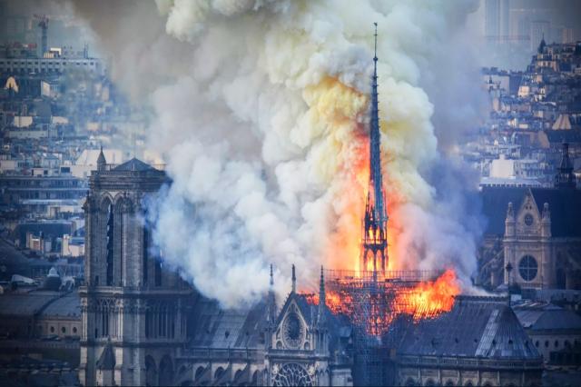 Părintele Constantin Necula, despre incendiul de la Notre-Dame: „Dacă a rămas Crucea, înseamnă că Franța merge mai departe”