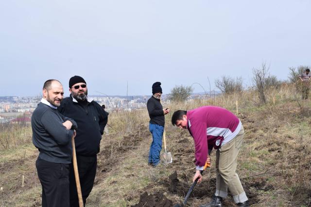 Preoţi din Protopopiatul 2 Iaşi au plantat 1.400 de copaci în comuna Bârnova