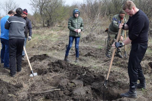 Preoţi din Protopopiatul 2 Iaşi au plantat 1.400 de copaci în comuna Bârnova