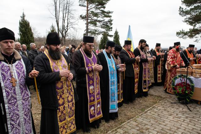 Românii căzuți la Fântâna Albă pe 1 aprilie 1941, pomeniţi atât la locul martiriului, cât și la Mănăstirea Putna