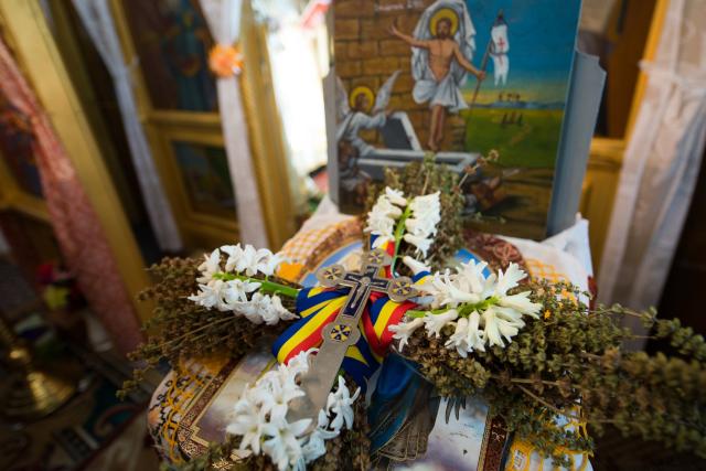 Slujire arhierească la Stolniceni, comuna Răuseni: „Omul își răstignește inima când îi iartă pe vrăjmași”
