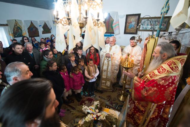 Slujire arhierească la Stolniceni, comuna Răuseni: „Omul își răstignește inima când îi iartă pe vrăjmași”