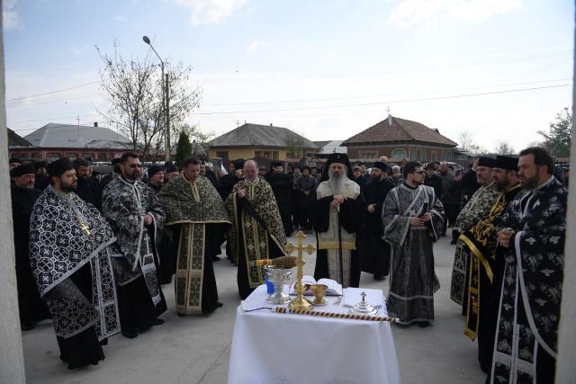 Casa socială, oficiul parohial şi capela mortuară de la Chintinici au fost sfinţite de IPS Mitropolit Teofan