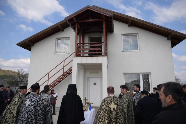 Casa socială, oficiul parohial şi capela mortuară de la Chintinici au fost sfinţite de IPS Mitropolit Teofan