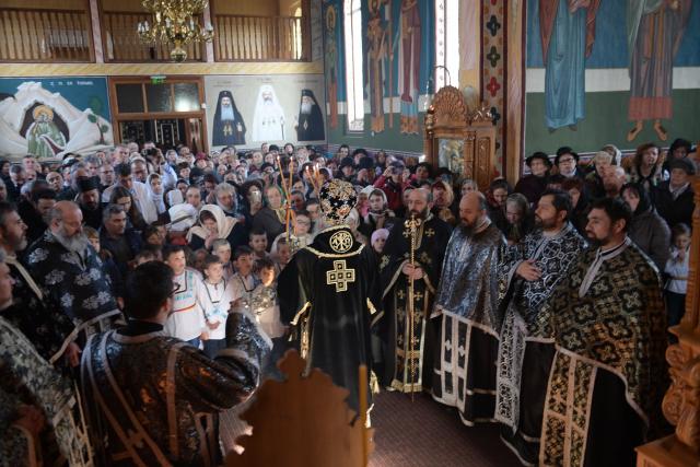 Casa socială, oficiul parohial şi capela mortuară de la Chintinici au fost sfinţite de IPS Mitropolit Teofan
