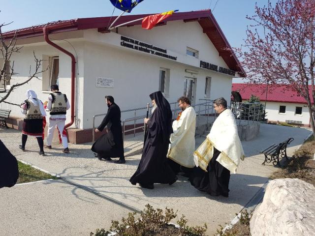 Preasfințitul Părinte Antonie a oficiat Taina Sfântului Maslu  la Căminul de bătrâni din Bucium