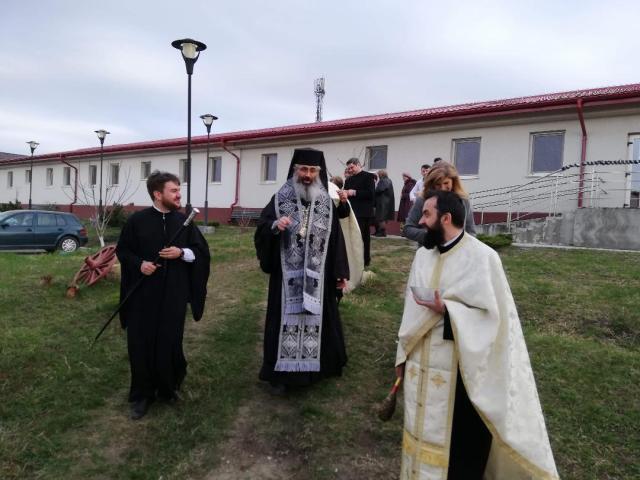 Preasfințitul Părinte Antonie a oficiat Taina Sfântului Maslu  la Căminul de bătrâni din Bucium