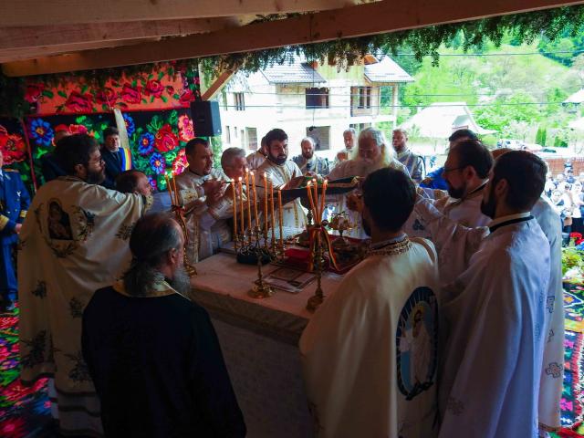 Sfințirea bisericii din lemn de la Fărcașa, Neamț – elogiere sacră a valorilor satului românesc
