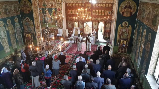 IPS Părinte Pimen a slujit cu ocazia hramului Parohiei Slătioara