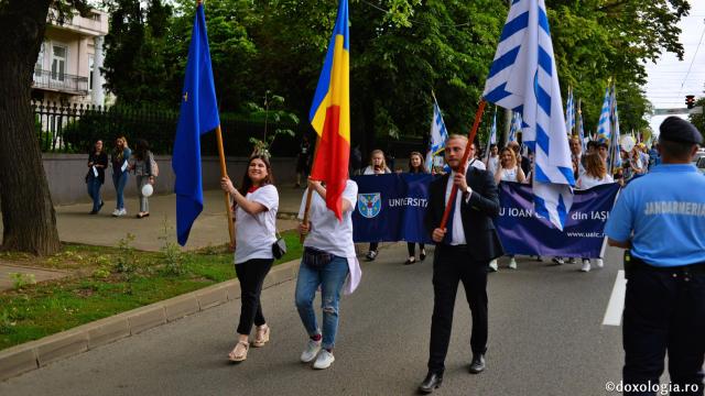 Marşul Absolvenţilor - mii de studenţi ieşeni în ritm de bucurie