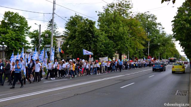 Marşul Absolvenţilor - mii de studenţi ieşeni în ritm de bucurie