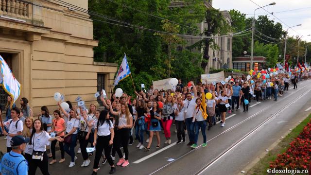 Marşul Absolvenţilor - mii de studenţi ieşeni în ritm de bucurie