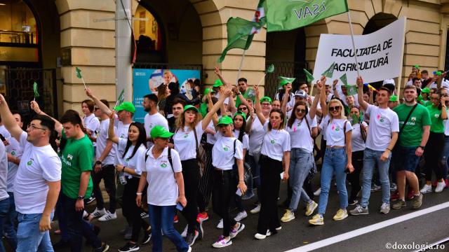Marşul Absolvenţilor - mii de studenţi ieşeni în ritm de bucurie