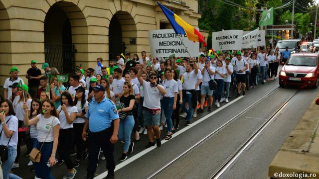 Marşul Absolvenţilor - mii de studenţi ieşeni în ritm de bucurie