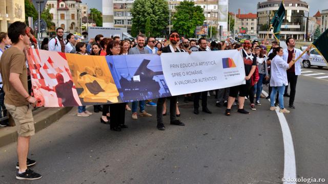 Marşul Absolvenţilor - mii de studenţi ieşeni în ritm de bucurie