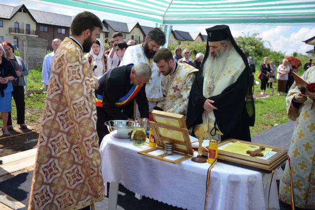 Slujire arhierească și sfințire în Valea Adâncă – IPS Mitropolit Teofan: „Biserica o facem pentru că dorim să fim ucenicii lui Hristos”