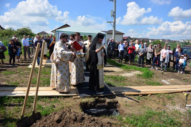 Slujire arhierească și sfințire în Valea Adâncă – IPS Mitropolit Teofan: „Biserica o facem pentru că dorim să fim ucenicii lui Hristos”