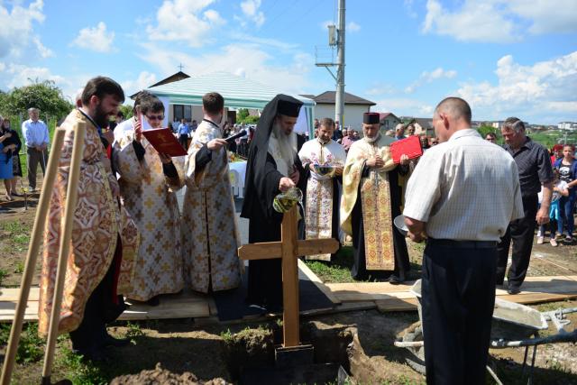 Slujire arhierească și sfințire în Valea Adâncă – IPS Mitropolit Teofan: „Biserica o facem pentru că dorim să fim ucenicii lui Hristos”