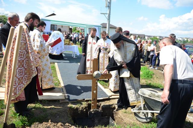 Slujire arhierească și sfințire în Valea Adâncă – IPS Mitropolit Teofan: „Biserica o facem pentru că dorim să fim ucenicii lui Hristos”