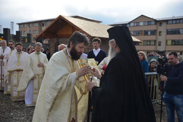Slujire arhierească și sfințire în Valea Adâncă – IPS Mitropolit Teofan: „Biserica o facem pentru că dorim să fim ucenicii lui Hristos”