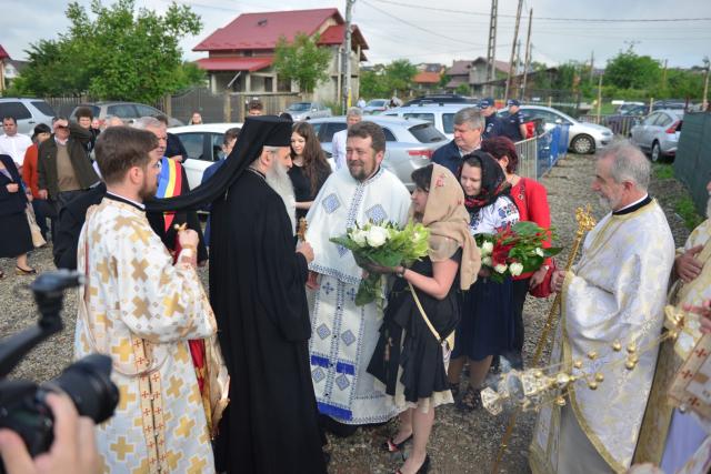 Slujire arhierească și sfințire în Valea Adâncă – IPS Mitropolit Teofan: „Biserica o facem pentru că dorim să fim ucenicii lui Hristos”