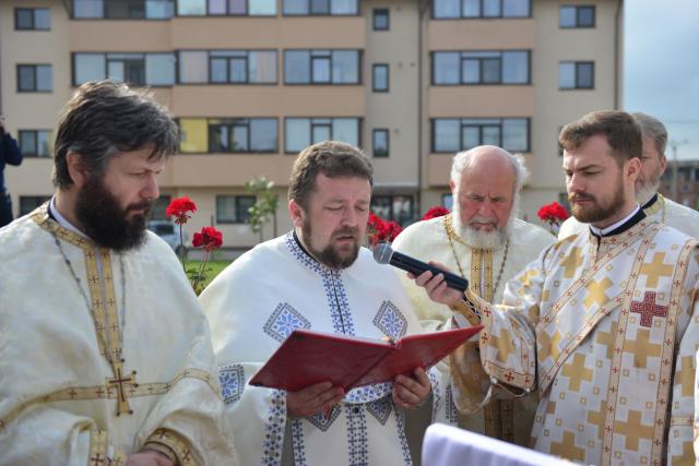 Slujire arhierească și sfințire în Valea Adâncă – IPS Mitropolit Teofan: „Biserica o facem pentru că dorim să fim ucenicii lui Hristos”
