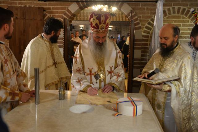 Slujire arhierească și sfințire în Valea Adâncă – IPS Mitropolit Teofan: „Biserica o facem pentru că dorim să fim ucenicii lui Hristos”