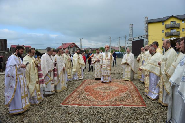 Slujire arhierească și sfințire în Valea Adâncă – IPS Mitropolit Teofan: „Biserica o facem pentru că dorim să fim ucenicii lui Hristos”