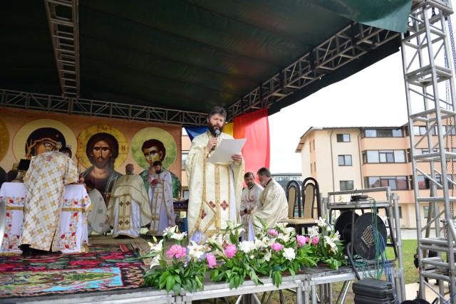 Slujire arhierească și sfințire în Valea Adâncă – IPS Mitropolit Teofan: „Biserica o facem pentru că dorim să fim ucenicii lui Hristos”