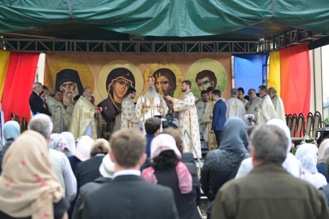 Slujire arhierească și sfințire în Valea Adâncă – IPS Mitropolit Teofan: „Biserica o facem pentru că dorim să fim ucenicii lui Hristos”