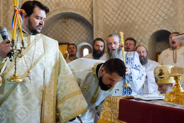Prima slujbă săvârşită în Biserica „Acoperământul Maicii Domnului” din Vicovu de Sus