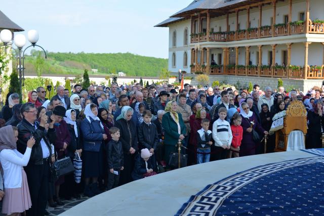Hram la Mănăstirea Zosin: „Adevăratul creştin, dacă doreşte să alunge răul din lume, trebuie să înceapă cu el însuşi”