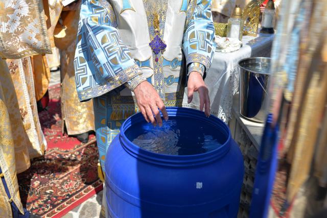 Hram la Mănăstirea Zosin: „Adevăratul creştin, dacă doreşte să alunge răul din lume, trebuie să înceapă cu el însuşi”