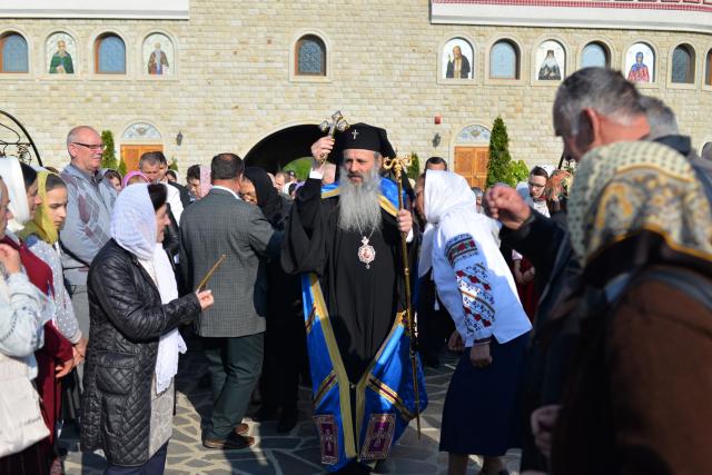 Hram la Mănăstirea Zosin: „Adevăratul creştin, dacă doreşte să alunge răul din lume, trebuie să înceapă cu el însuşi”