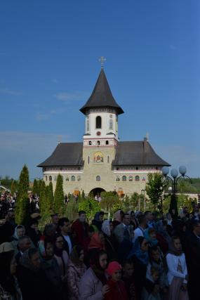 Hram la Mănăstirea Zosin: „Adevăratul creştin, dacă doreşte să alunge răul din lume, trebuie să înceapă cu el însuşi”