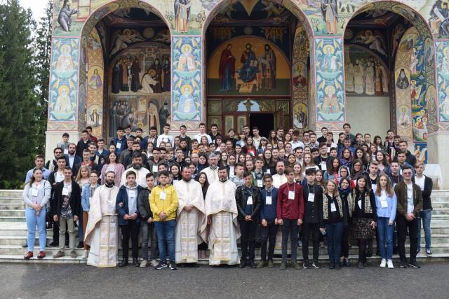 Întâlnirea anuală a tinerilor din Protopopiatul Târgul Neamț: Bucurie și speranță în Sfânta Liturghie