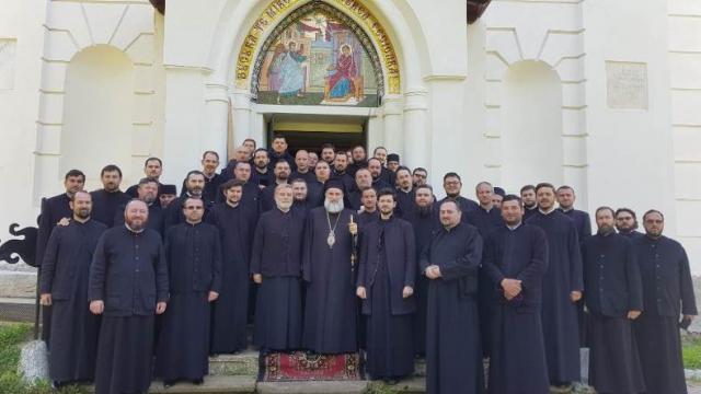La Mănăstirea Miclăușeni din Județul Iași au debutat ieri cursurile pentru obţinerea gradelor profesionale de definitivat şi gradul II în preoţie. La aceste cursuri participă preoți din toate eparhiile Mitropoliei Moldovei și Bucovinei