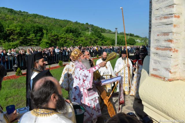 Mănăstirea Vlădiceni în veșmântul resfințirii - IPS Teofan: „Omul dă lui Dumnezeu viața lui iar El oferă omului Trupul și Sângele Său, adică viața Sa”