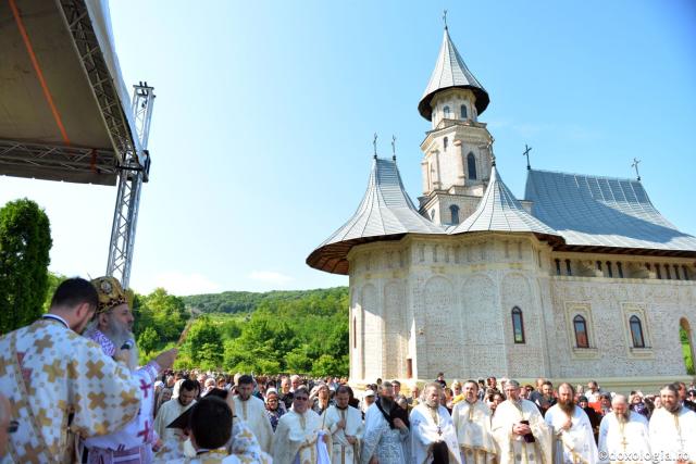 Mănăstirea Vlădiceni în veșmântul resfințirii - IPS Teofan: „Omul dă lui Dumnezeu viața lui iar El oferă omului Trupul și Sângele Său, adică viața Sa”