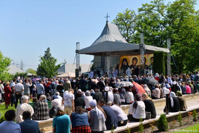 Mănăstirea Vlădiceni în veșmântul resfințirii - IPS Teofan: „Omul dă lui Dumnezeu viața lui iar El oferă omului Trupul și Sângele Său, adică viața Sa”