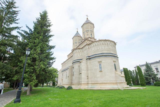 380 de ani de la sfințirea bisericii Mănăstirii „Sfinții Trei Ierarhi” din Iași, marcați prin slujire arhierească