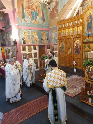 PS Episcop Macarie: „Umplându-ne de Duhul Sfânt, vom deveni purtători de lumină, vom împrăștia întunericul care acoperă lumea”