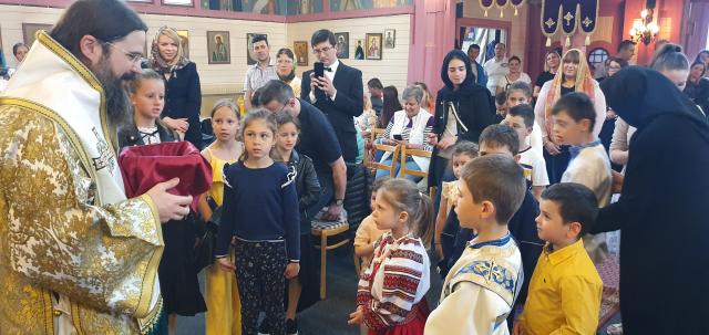 PS Episcop Macarie: „Umplându-ne de Duhul Sfânt, vom deveni purtători de lumină, vom împrăștia întunericul care acoperă lumea”
