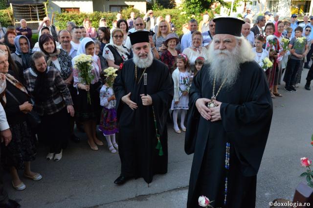Biserica Precista II din Piatra Neamț a îmbrăcat veșmântul sfințirii – IPS Teofan: „Cunoașterea lui Dumnezeu îi oferă omului lumina, sensul și adâncimea vieții”