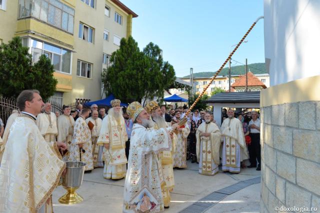 Biserica Precista II din Piatra Neamț a îmbrăcat veșmântul sfințirii – IPS Teofan: „Cunoașterea lui Dumnezeu îi oferă omului lumina, sensul și adâncimea vieții”